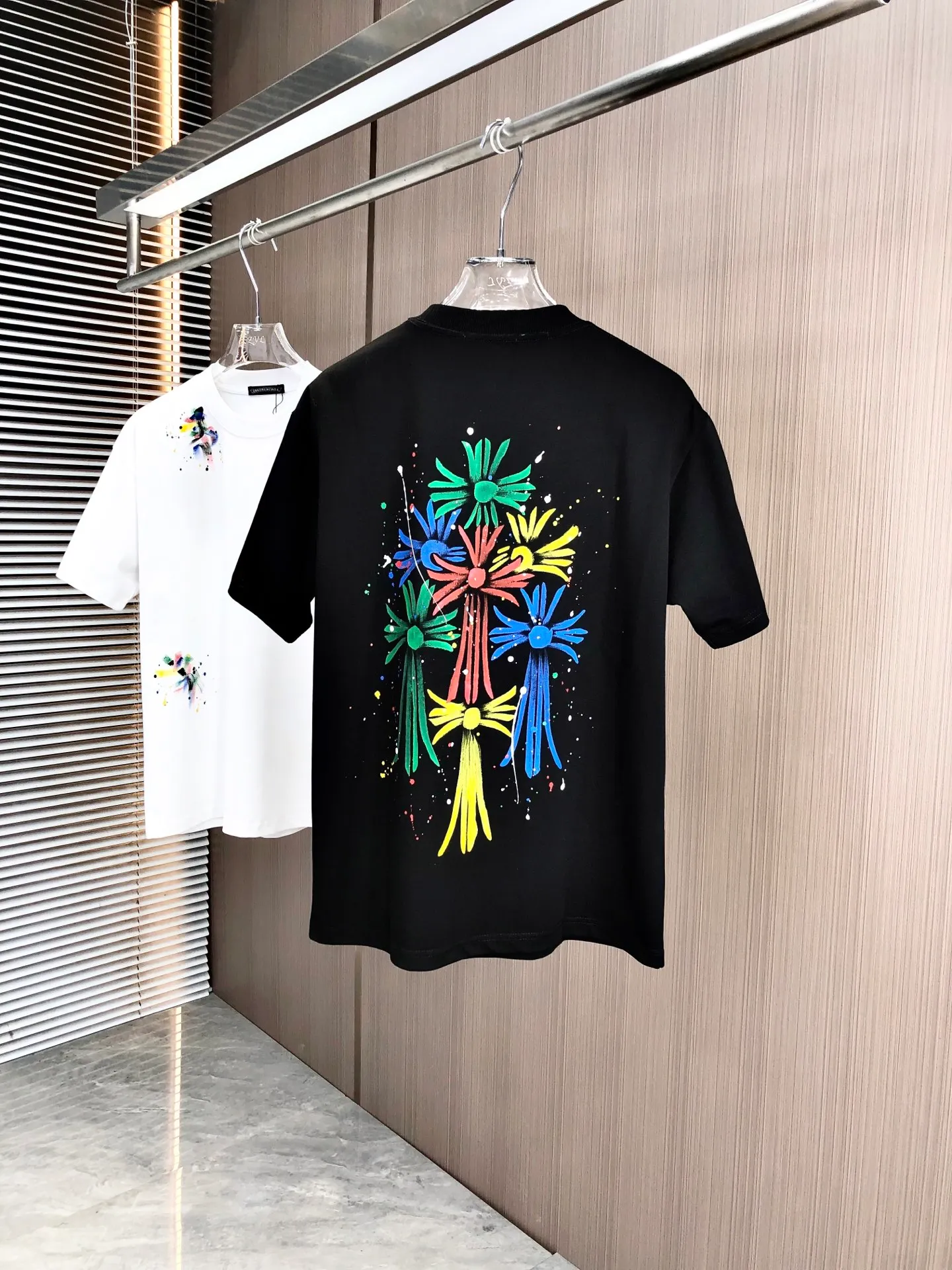 🅿️210 CH Cro 2025 spring and summer new round neck short sleeves. Large logo hand-painted technology uses high weight 320g double yarn combed cotton fabric. Slightly loose version. The fabric feels soft and thick. Same style for men and women. Color: black and white. Size: SMLXLXXL